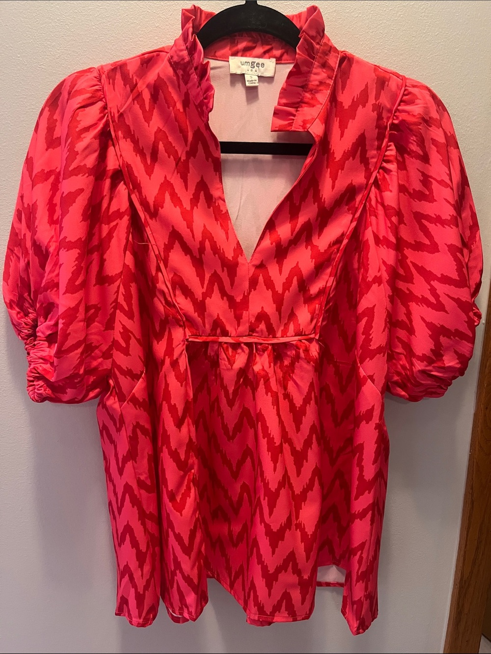 Umgee Pink & Red Chevron Puff-Sleeve V-Neck Blouse
